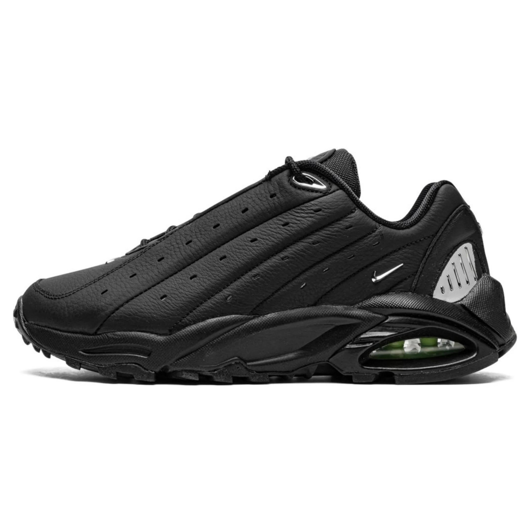 Sleek All-Black Lightweight Sneakers