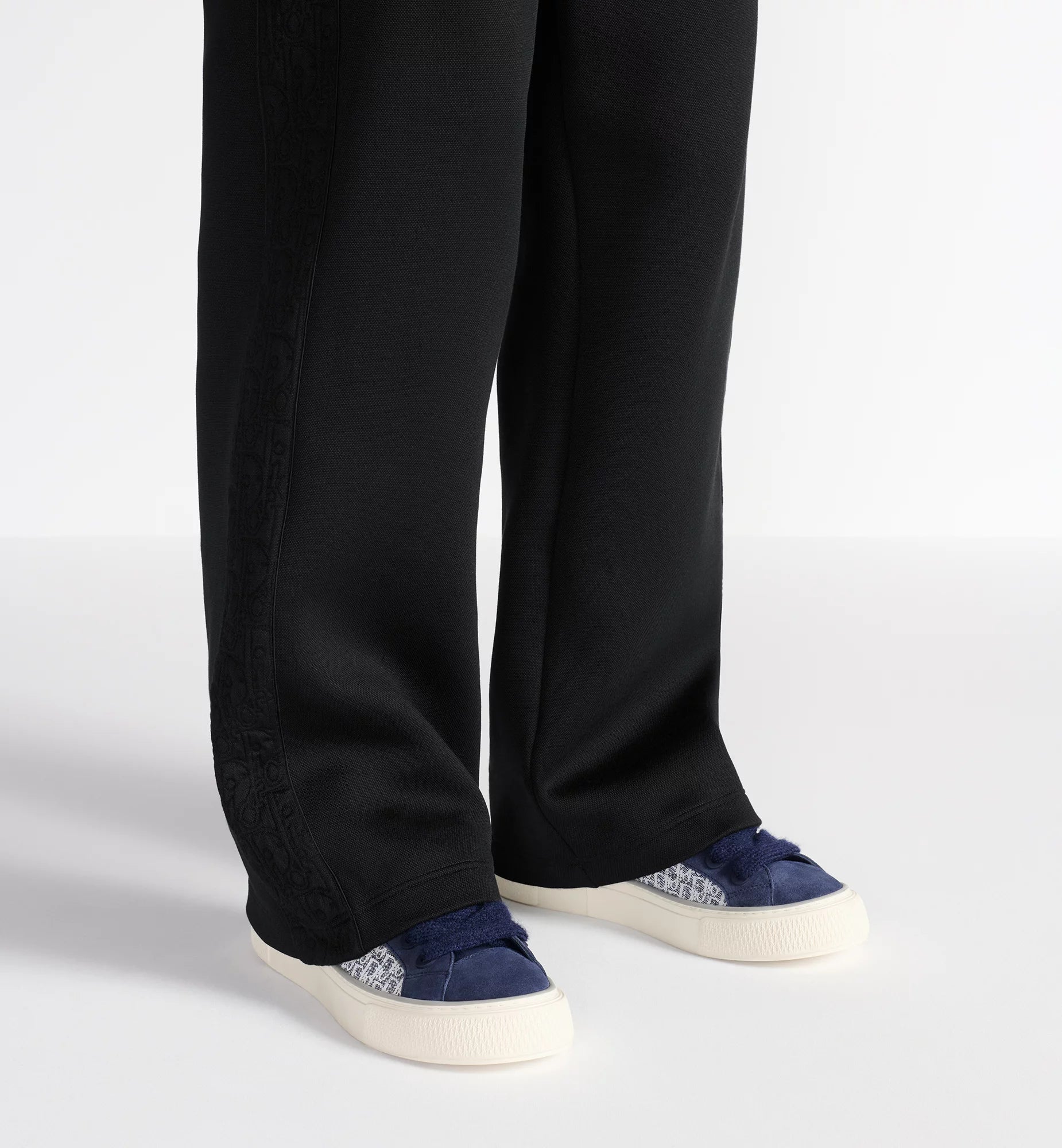 B33 Spin Sneaker