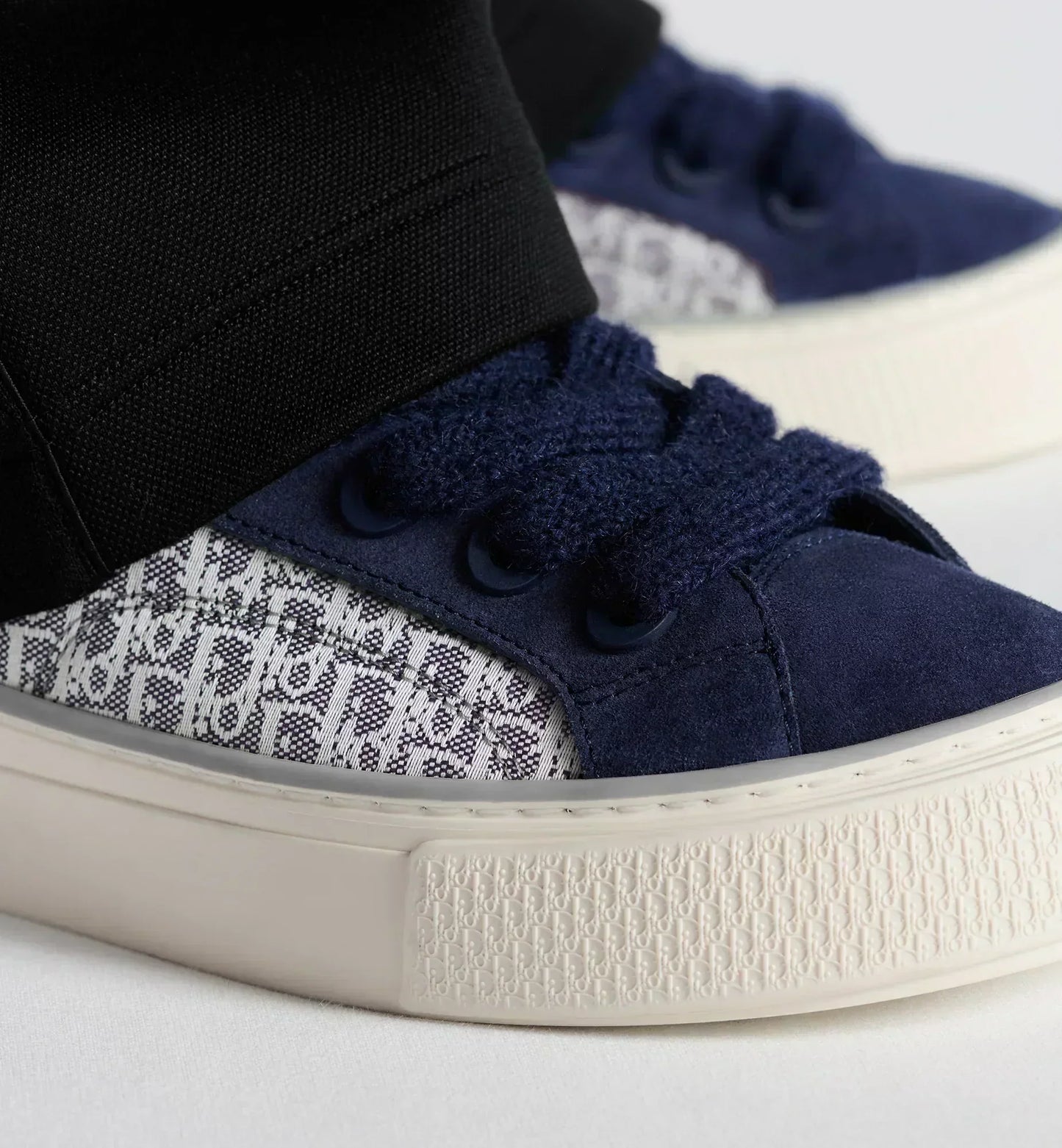B33 Spin Sneaker